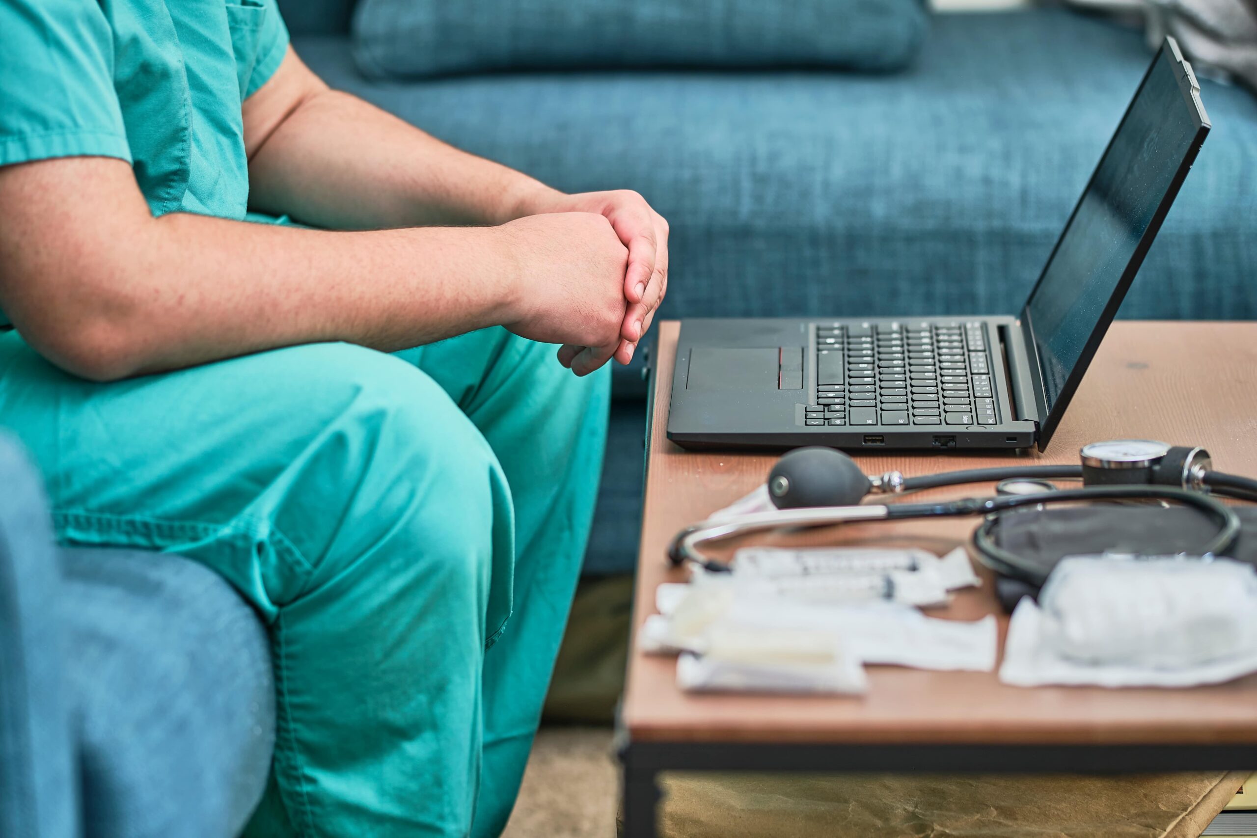 bsn-in-10-min1 Nursing student with laptop, learning about BSN-in-10 law.